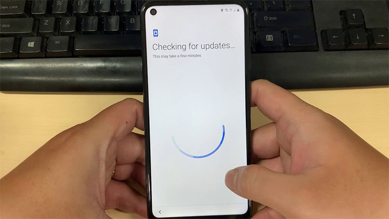 Điện thoại đang thực hiện khôi phục cài đặt gốc